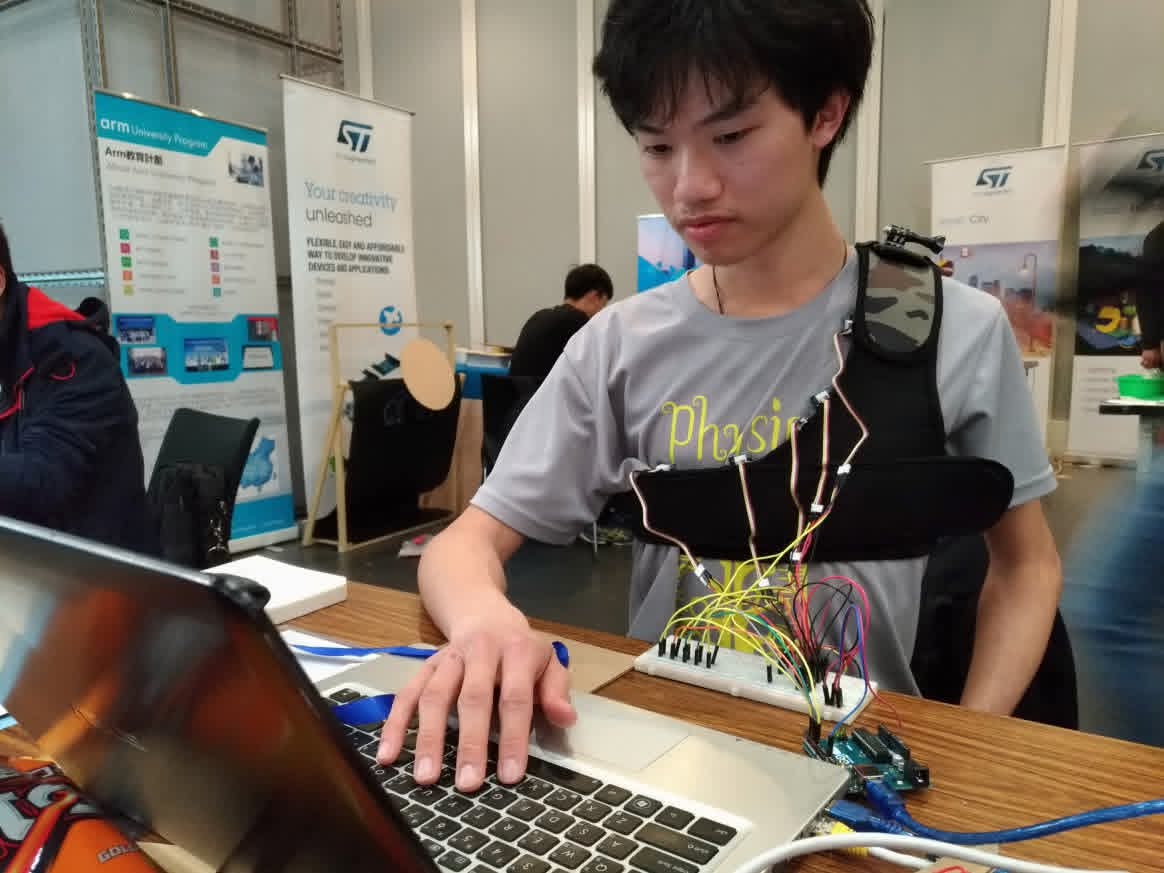 Rick 專注操作穿戴式感測裝置與 Arduino 電路