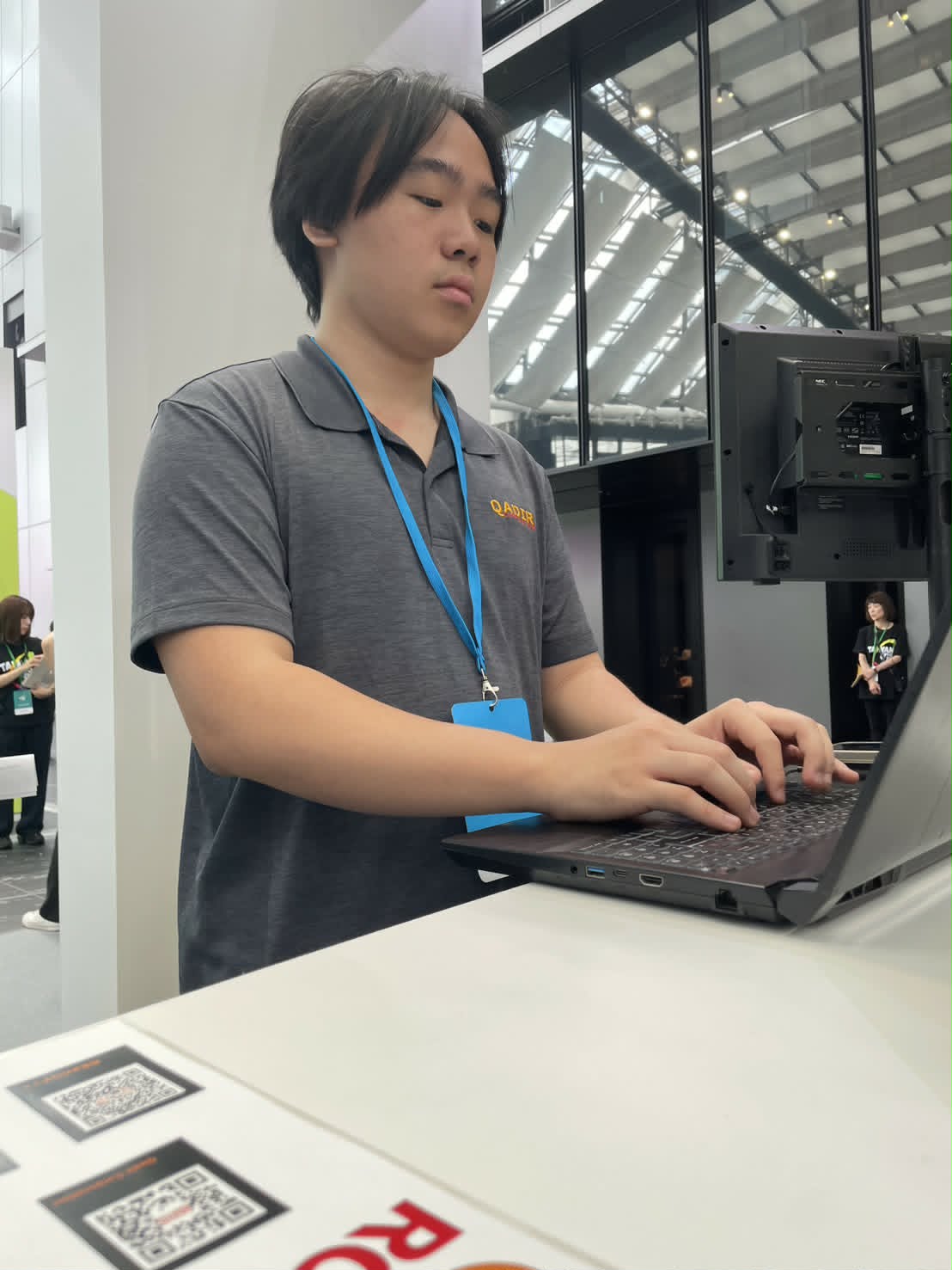 吳宇森於展場專注操作筆電進行程式示範