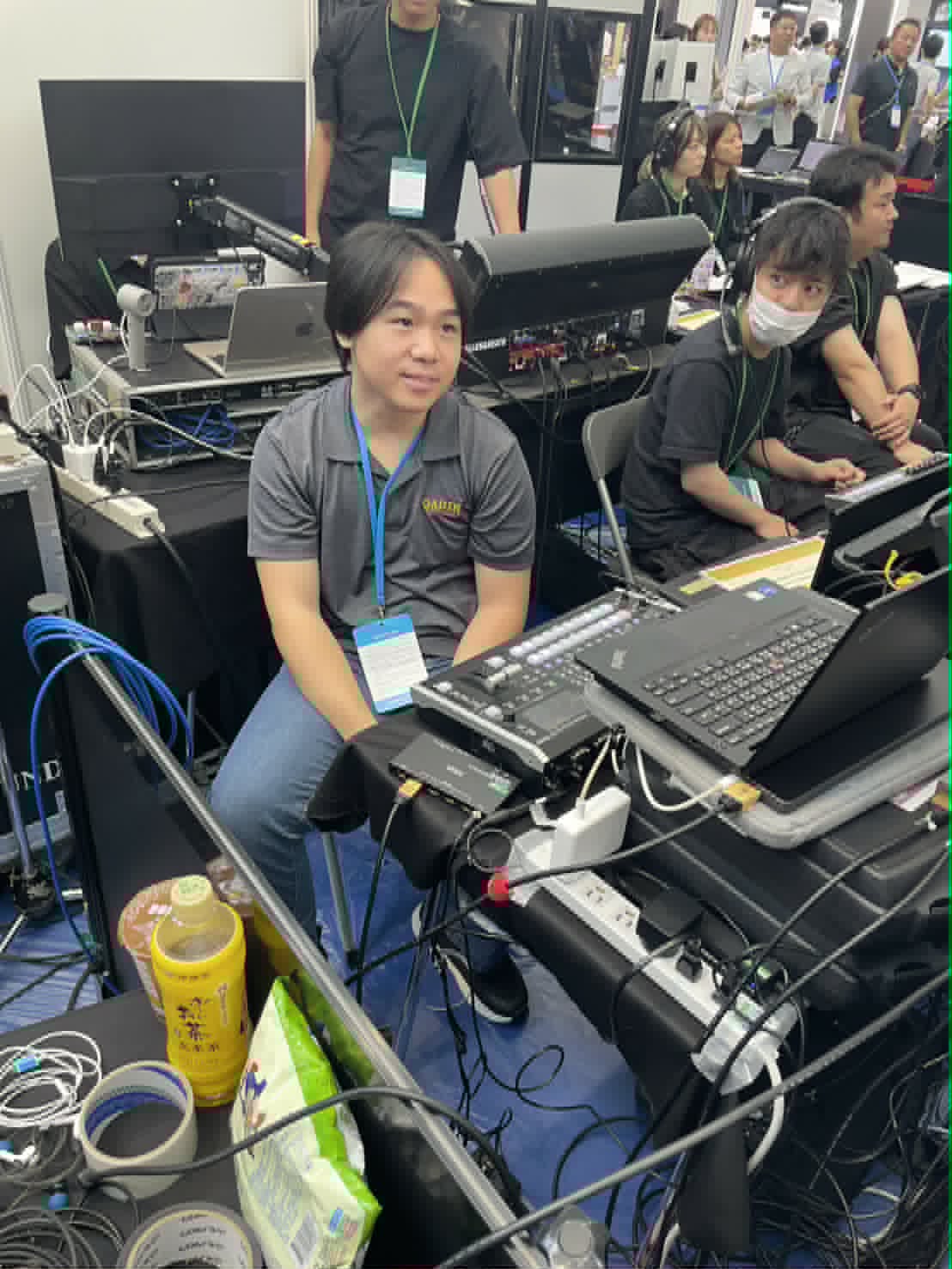 吳宇森於活動現場擔任技術支援